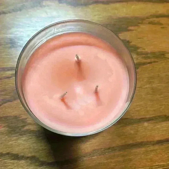 Bath & Body Works Sunny Tropical Mango Candle - Picture 3 of 3